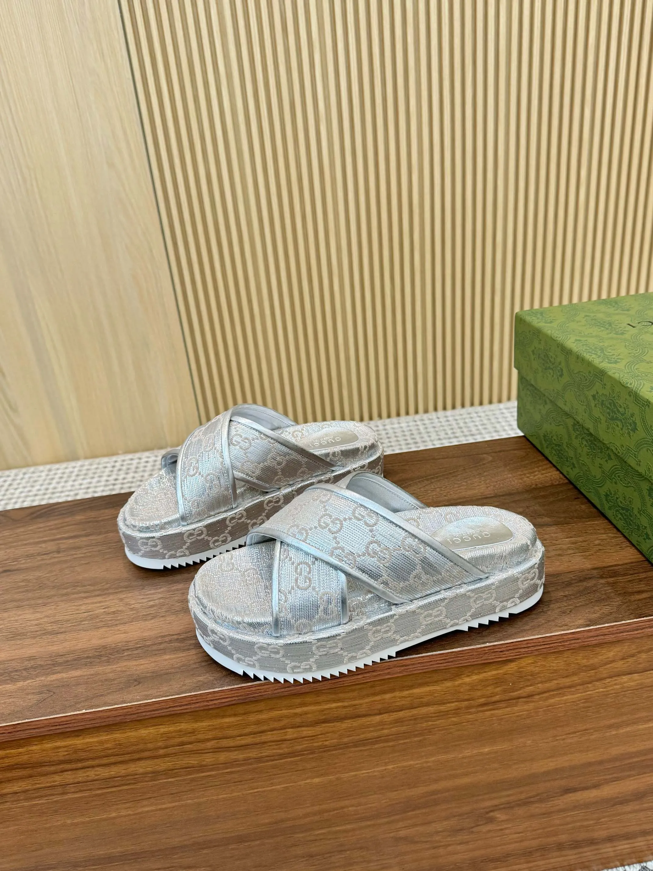 👟👟Ex-factory price 400👟👟 Shipped all year round, Gucci's latest limited edition thick-soled slippers. Top quality for sale. Purchase genuine product for development. The material and workmanship are consistent with the original. Upper: original special printing process. Lining: dyed sheepskin. Outsole: Italian private model outsole. Size: 35-43M standard size. 41, 42, 43 are also customized and cannot be returned. Sole thickness: 5.5cm. Forefoot 4cm.